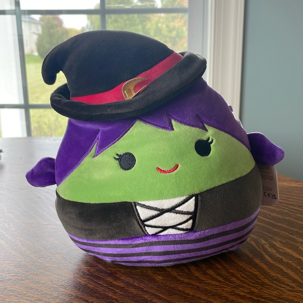 NWT Roslyn 8in. Squishmallow witch 🧙 Halloween 🎃